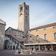 palazzo podesta visto da piazza vecchia bergamo alta