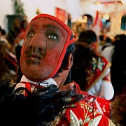 ande uomo in preghiera con maschera in testa qoyllur ritti peru 2004