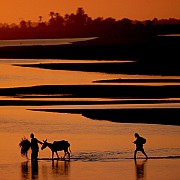 contadini guardano fiume atbara attraversabile in stagione secca con livello acqua basso atbara sudan 1980