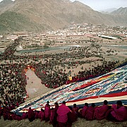 enorme thangka monastero labrang monlam festa grande preghiera capodanno tibetano tansu cina 1989