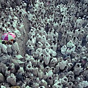 etiopia pellegrini ascoltano sermone cortile chiesa rupestre lalibela etiopia 1982