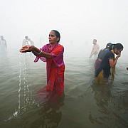 gange bagno sacro nebbia mattutina allahabad india 2007