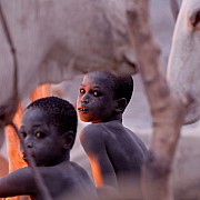 nilo ragazzi all alba si scaldano con brace di sterco di mucche jonglei sudan sud 2013