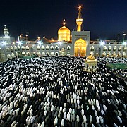 preghiera maghrib cortile tempio imam reza imam musulmani sciiti mashhad iran 2006