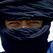 sahara giovane tuareg con velo tradizionale tamanrasset algeria 1974