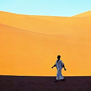 sahara ragazzo attraversa valle dune kerzaz algeria 1972