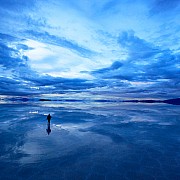 salar de uyuni piu grande deserto di sale del mondo con acqua specchia cielo bolivia 2011