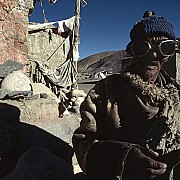 viandante pellegrinaggio monte kailash con ruota di preghiera tibet cina 1990