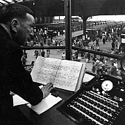 robert doisneau cabine de controle gare saint lazare 1962