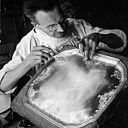 robert doisneau ciselure d un plat d argent paris