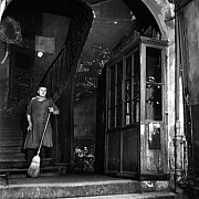 robert doisneau concierge au balai 1946