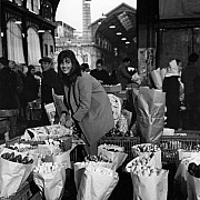 robert doisneau la marchande de fleurs les halles 1968