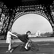 robert doisneau le remorqueur du champs de mars paris 1943