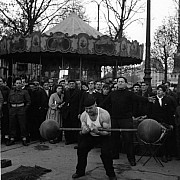 robert doisneau les banquistes place de la bastille 1945
