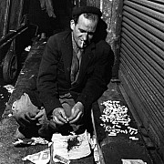 robert doisneau les megots the butts paris 1956