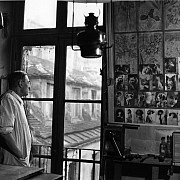 robert doisneau marquetteur a sa fenetre paris 1954