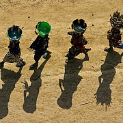 yann arthus bertrand donne con secchi paese dogon nei pressi bandiagara mali piccola