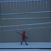 fotografo cammina fra pioggia e neve con treppiede portland oregon