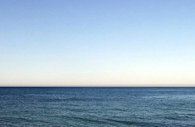 L'orizzonte collocato in basso nel fotogramma lascia che l'occhio spazi per il cielo