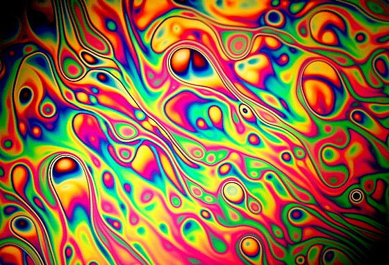 I colori sono generati dall'interferenza della luce riflessa sulle membrane del liquido
