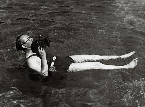 Martin Munkacsi a bagno mentre fotografa per Harper's Bazaar