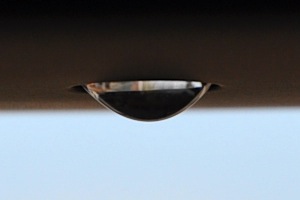 Una goccia d'acqua crea una lente macro per il cellulare
