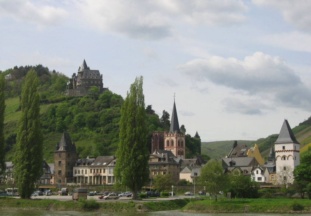 La cittadina di Bacharach con il castello che ospita l'ostello della gioventù