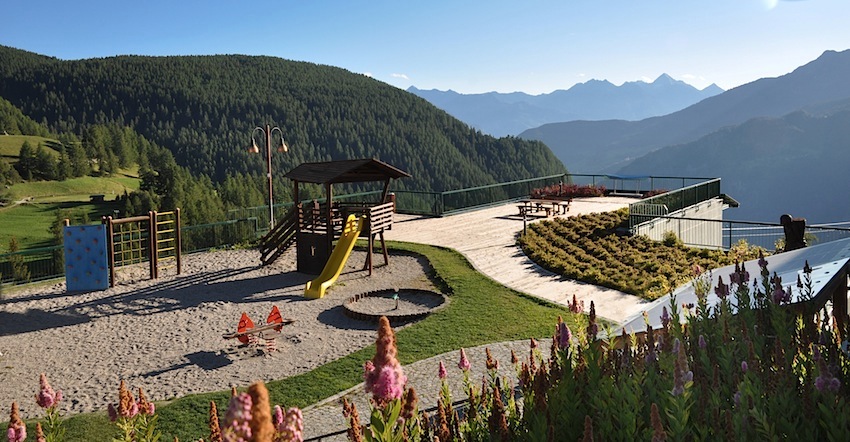 Parco giochi di Chamois con la vista delle montagne verso il Parco del Gran Paradiso